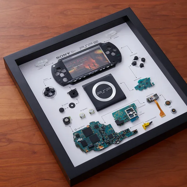 Cuadro deconstruido de la PSP 1000 sobre madera